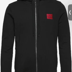 Hugo boss kofta - Sho säljer koftan pågrund av att den inte passar mig så bra skön kofta använt några gånger finns inga fel på jackan och äkta såklart men tyvärr inget kvitto då det tappats bort