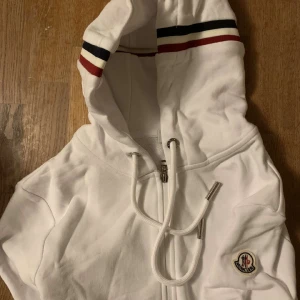 Moncler Hoodie  - Köpt på farfetch, testad hemma och den var för stor för mig så jag säljer den nu. Har äkthets bevis på den