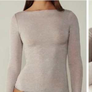 Initimissmi tröja - Fin beige Kashmir Intimissmi tröja💞 finns en liten defekt men syns knappt💕 säljs för 549 ny