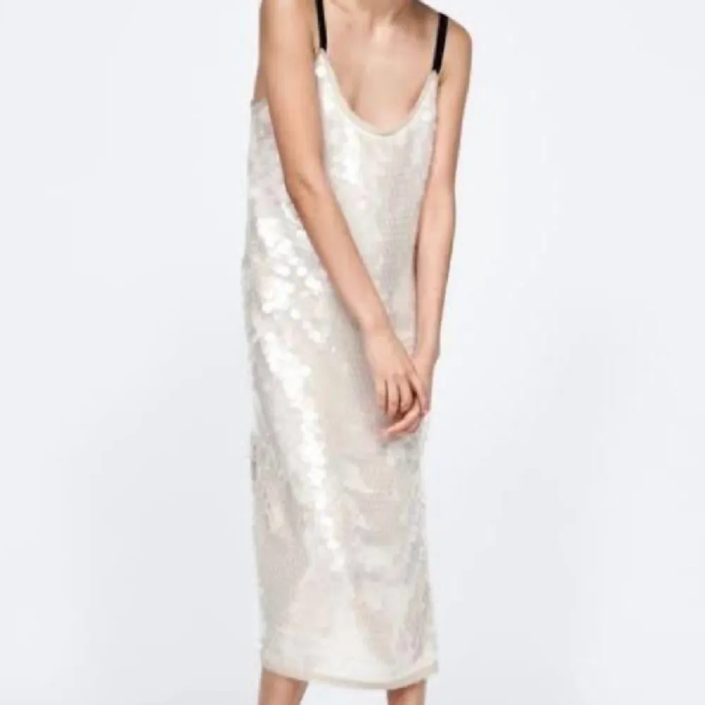 Paljett klänning ifrån Zara i strl S/M 🤍Aldrig använd 🤍. Klänningar.