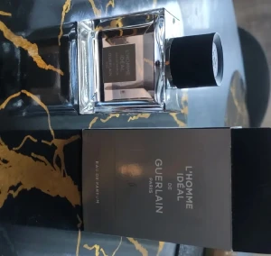 L'HOMME IDEAl GUERLAIN EDP - En god parfym som passar höst och vinter säsong allra bäst. Den har fått jätte bra recensioner på tiktok. Den är 99,8% full. Bara testad. Tillhörande kartong följer med.