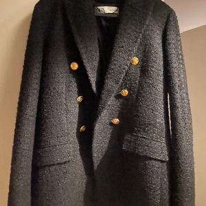 Kappa från zara  - Använt en gång jätte fin storlek M Har storlek s men tycker om när kappan e lite oversize sitter perfekt på en storlek S 