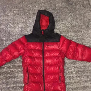 Peak performance L - Peak performance jacka storlek L blivit för liten använd en vinter bra skick förut om ett litet hål där bak men man märker knappt 