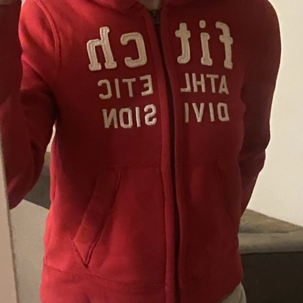 Säljer min zip hoodie ifrån abercrombie😊Den är L i barnstorlek så den sitter som S/XS❤️Den är i väldigt bra skick❤️. Tröjor & Koftor.