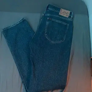 Tja  Säljer ett par rikigt fina helt oanvända Lee jeans i modellen ” West” i storlek 32/34’ nypriset ligger på 1249 skriv vid frågor ( pris är ej hugget i sten )