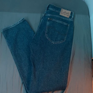 Lee jeans  - Tja  Säljer ett par rikigt fina helt oanvända Lee jeans i modellen ” West” i storlek 32/34’ nypriset ligger på 1249 skriv vid frågor ( pris är ej hugget i sten )