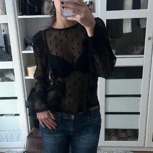 Blus NA-KD - Super fin see trough blus, strl S. En söm som lossnat men inget som syns på💓