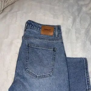 Mörkblåa Jeans från Only, (”straight”) 