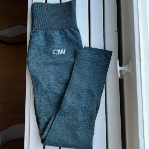 ICIW leggings - Sparsamt använda men ligger för nuvarande bara i garderoben. Det är modellen med snygga mönster på bakre delen av benen 😎