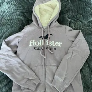 Gosig lila hollister hoodie. Använder inte längre och är i storlek xs!