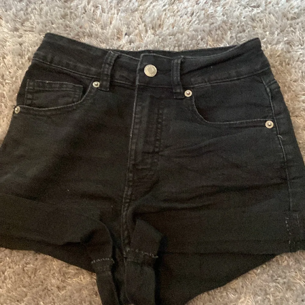 Jag säljer dessa svarta H&M jeans shortsen för att dom är för stora på mig🩷Har använt 1 gång och är i bra skick🩷. Shorts.