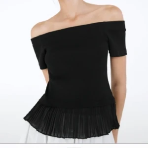 Off shoulder topp - Svart off shoulder topp med volang! Helt oanvänd, priset kan självklart diskuteras❤️