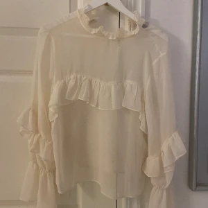 Blus  - En fin volang blus som tyvärr inte kommer till användning längre. Så fin och classy, passar till vardags men även finare evenemang!🙌🏽🙌🏽🙌🏽 Så fint skick förutom ett litet märke som syns på bilden!