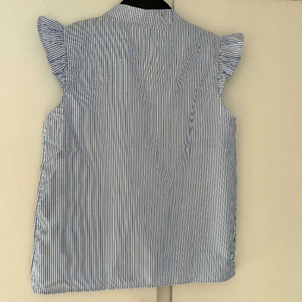 Säljer denna vit blå randiga blus från Shein. Storlek XS. Blusen är aldrig använd och säljs just pga det. Frakt tillkommer för köparen! Ingen ångerrätt! . Blusar.