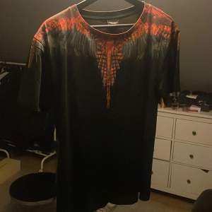 Marcelo Burlon  T-shirt  Storlek xs men väldigt stor i storleken jag är 1,84 och den sitter bra på mig Skick 10 av 10 