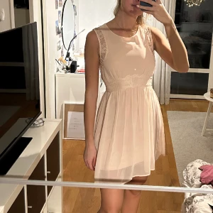 Söt klänning - En supersöt sommarklänning i rosa. Har spetsdetaljer och öppen rygg. Perfekt till skolavslutningar, dop eller bara en vanlig sommardag!