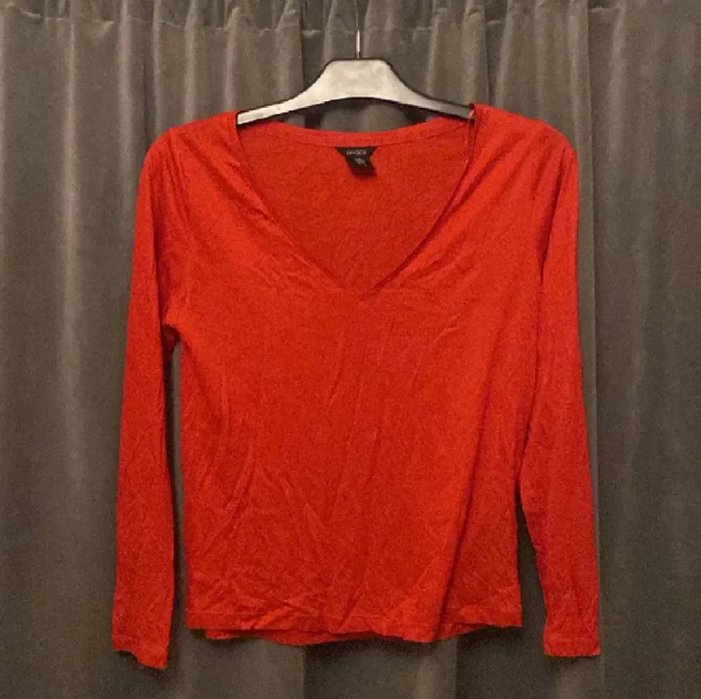 En tunn röd tröja med V-ringning. Använd två gånger. Jätte skönt material. S. Tröjor & Koftor.