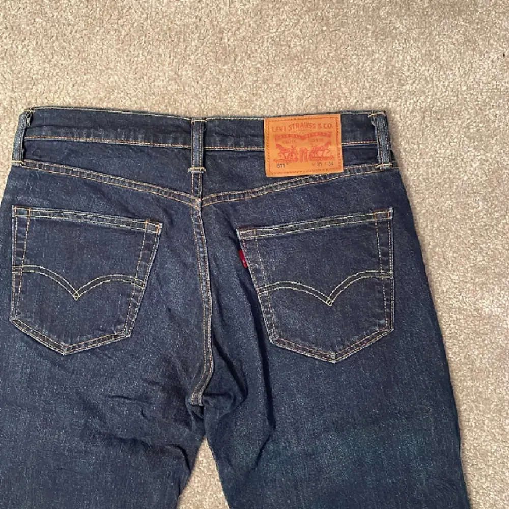 Mörkblå Levis Jeans i modellen 511. Dom är i väldigt bra skick och är bara använda några få gånger. Dom har inga defekter. Hör av er vid eventuella funderingar. Priset kan diskuteras. Jeans & Byxor.