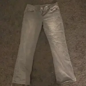 Jag säljer mina gråa ltb jeans pågrund av att dom är för stora för mig och aldrig kommer till användning, det finns inga defekter dvs att dom är i ny skick
