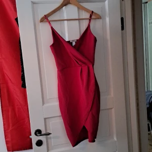 Röd kort klänning  - Klänning i Storlek S. Den har använts ungefär 3-5 ggr.  Skriv först om ni är intresserade 💕