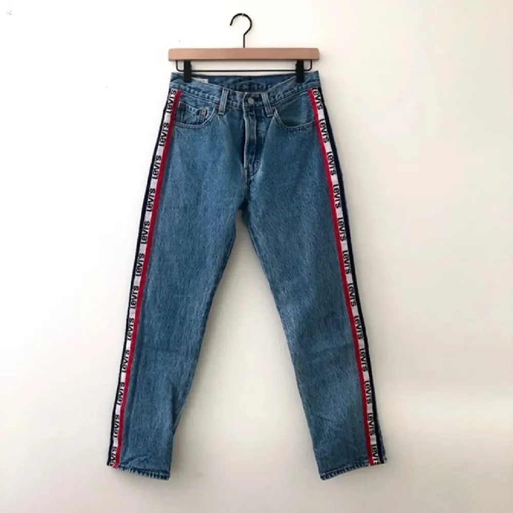 Säljer mina supersnygga Levi’s 501 High Waist Crop Jean (Spectator Sport), jeansen säljs inte längre då dem är en äldre design. Strl xs men passar även s❤️. Jeans & Byxor.
