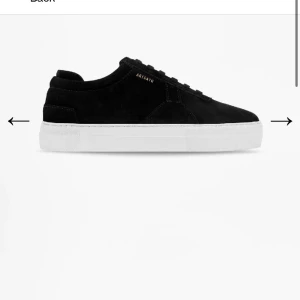 Axel Arigato skor - Säljer svarta Axel arigato skor. Knappt använda då de är för stora för mig. Köpte för 2600 kr, kan tänka mig sälja för 1500 men kan diskutera pris. Rena och i fint skick(guldiga texten på sidan är lite bortskavd)🤝låda och dustbag medföljer om önskat!