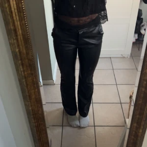 Bootcut skinnbyxor  - Bootcut skinnbyxor från madlady. Mycket bra skick, inga defekter!💓 Bara att skriva för fler bilder💓