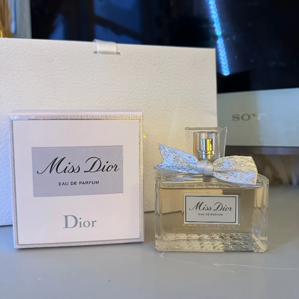Säljer nu min Miss Dior parfym som är väldigt sparsamt använd då jag fick den i present för nästan 2 år sedan. Doften passar tyvärr inte mig så därför jag väljer jag att sälja den. Har original påsen samt förpackningen. Nypriset ligger runt 1700kr. . Övrigt.