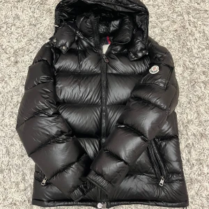 Moncler maya - Hej säljer en moncler maya som är i helt ny skick, inga skador eller något. Mvh Alex
