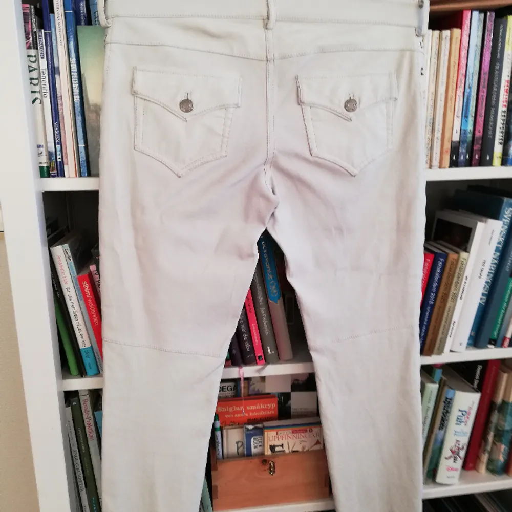 Mjuka fräcka vita skinnbyxor med snörning i sidorna. Då de är vita så finns det antydningar till visst slitage/smuts. . Jeans & Byxor.