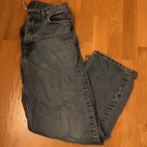Loose fit jeans från weekday i färgen mörkblå, bra skick och säljes pga att jag inte använder dom! Nypris 600kr. 