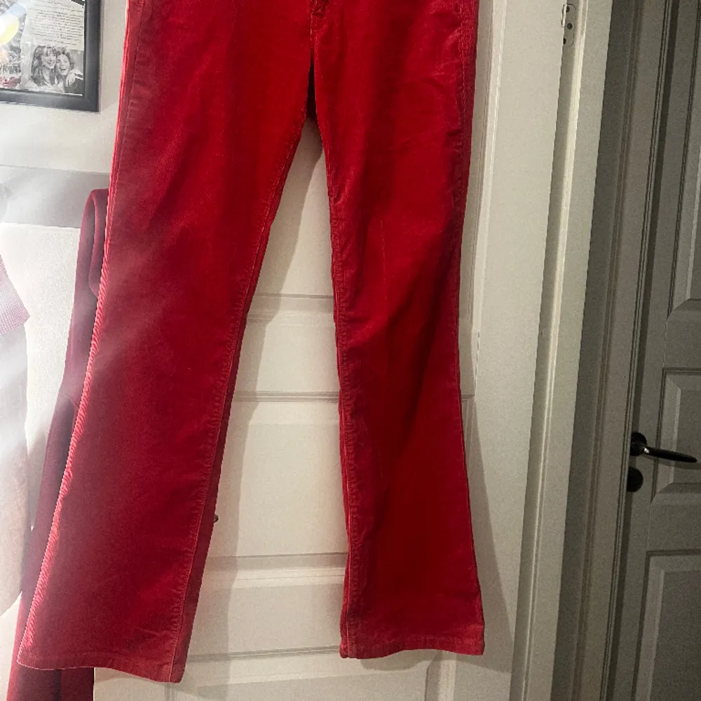 Bra skick röda utsvängda Manchester byxor från Benetton strlk 31.. Jeans & Byxor.