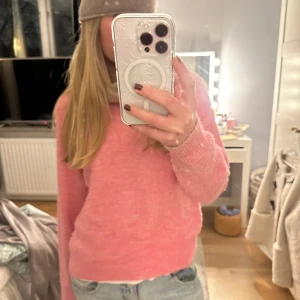 stickad tröja  - Så snygg stickad tröja men som tyvärr inte kommer till användning!!❣️  Skriv privat för fler bilder! 