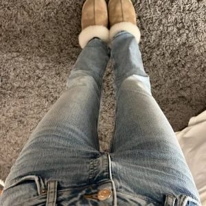 Ljusblå jeans - Ljusblå jeans från Gina Tricot Young i storlek 146. 160 cm lång. Knappast använda, inga deffekter / slitage.  Nypris 300 kr Gå till min profil för att hitta samma jeans i mörkblått och grått.   Säljer för 100 kr. 