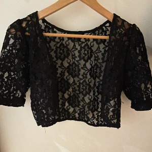 Spetstopp - Super söt spetts topp eller bolero med små puffärmar från hm ❤️ även jättefin passform!