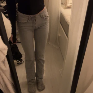 Jeans  - Lågmidjade ljusgråa jeans från carlings i märket STAY, köpta för 599 och säljer för 300+frakt ( strl: W24 L32 ) har vanligtvis W25 