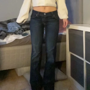 Low waist Levi’s  - Ett par jätte fina låg midjade Levis jeans som jag köpte på plick men som tyvärr inte passade. Bilderna är lånade skriv gärna privat ifall ni vill ha fler💕