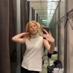 Zara tröja  - En super söt tröja från zara. Använt Max 2 gånger därav som nyskick. 