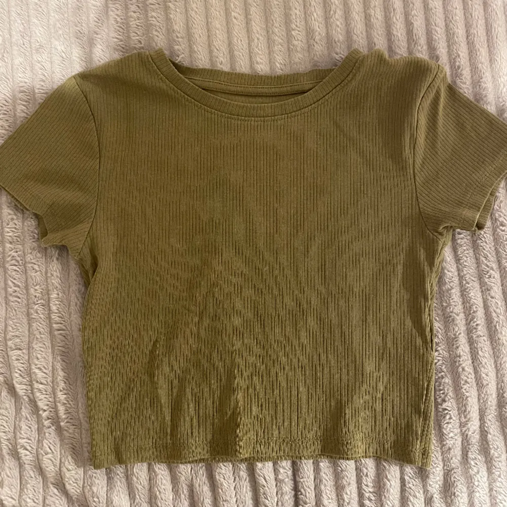 Detta är en lite ”skogsgrön” t shirt som är ribbad och croppad. Från new yorker. . T-shirts.