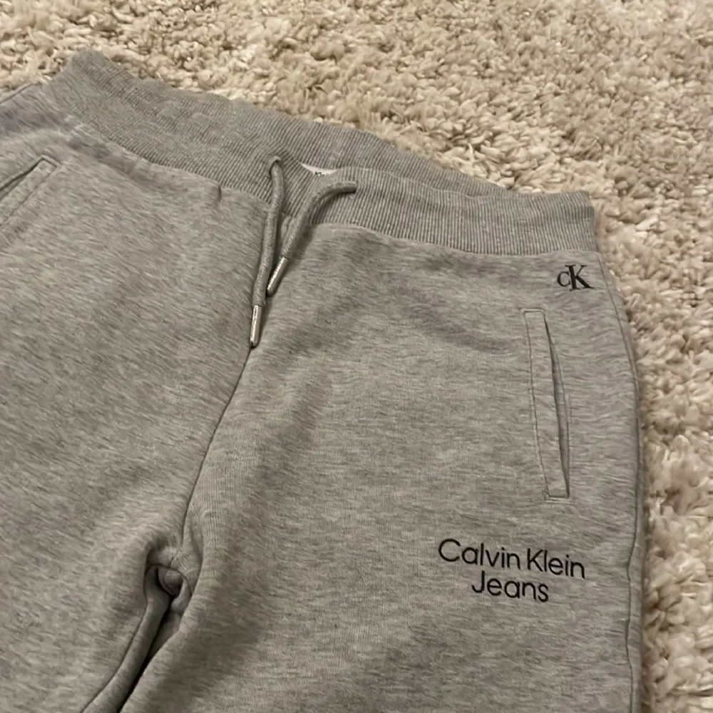 Jätteskönt och fint Calvin Klein sett. Säljer för att jag inte använder det. Det går bra att köpa tröja eller byxor för sig själv också. Skriv om du vill köpa nåt för sig så skriver jag pris. Pris går att diskutera. Settet är 14 år men passar XS/S. Hoodies.