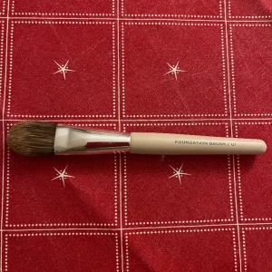 Sminkborste - Jag säljer denna sminkborsten som aldrig kommer till användning. Andvänd ett fåtal gånger men tvättad noga :)) Köpt för 129kr och säljer för 80kr. Hör av dig om du är intresserad eller har några frågor❤️ Mvh Nora❤️❤️