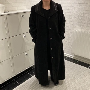 Kappa - Ny kappa i väldigt bra skick och utan några skador. Kappans storlek är 44-46