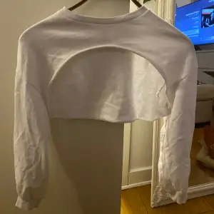 vit kort tröja som är snygg att ha över en topp, skön och fint skick