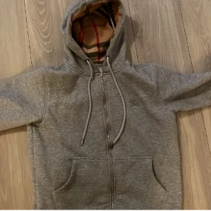 Burberry zip-hoodie - Burberry hoodie i grå, storlek Medium i mycket perfekt skick! Skriv för fler bilder och frågor!