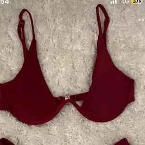 Super fin vinröd bikini överdel från ZAFUL SWIM❤️Har ”hål” i för att man ska kunna lägga i ”padding” typ. Endast överdelen! Säljer då den tyvärr var för liten❤️