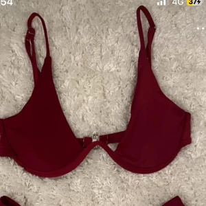 Vinröd bikini  - Super fin vinröd bikini överdel från ZAFUL SWIM❤️Har ”hål” i för att man ska kunna lägga i ”padding” typ. Endast överdelen! Säljer då den tyvärr var för liten❤️