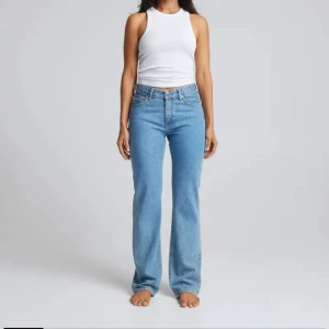 Jeans - Lite mörkblåa jeans från Bikbok. Jättefint skick. 