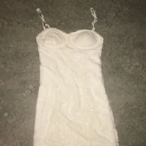 Vit kort klänning  - Jätte fin kort klänning som jag bara använt 1 gång