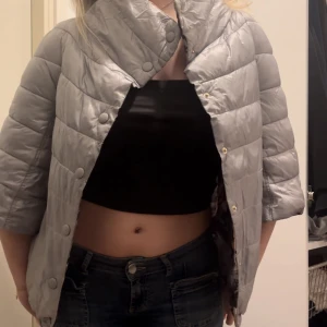 Trekvartsärmad jacka - Suuuuperfin grå trekvartsärmad jacka!!! Väldigt lik Herno jackan och kan användas åt båda håll❤️‍🔥Perfekt nu till våren!