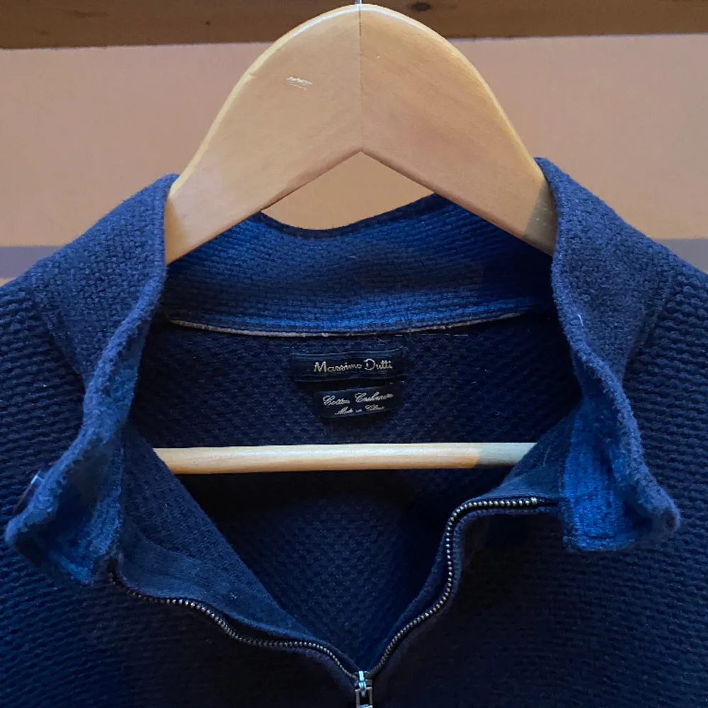 En snygg tröja från Massimo Dutti i kashmir och bomull! Storlek L men sitter mer som en M.  Bara att höra av sig vid fler frågor!🙌. Tröjor & Koftor.